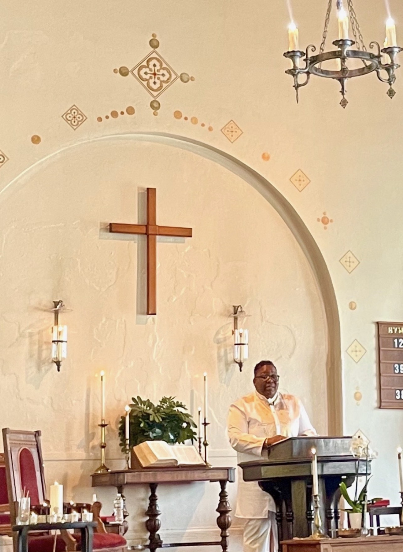 MAPC Pastor Lesley Jones at the pulpit